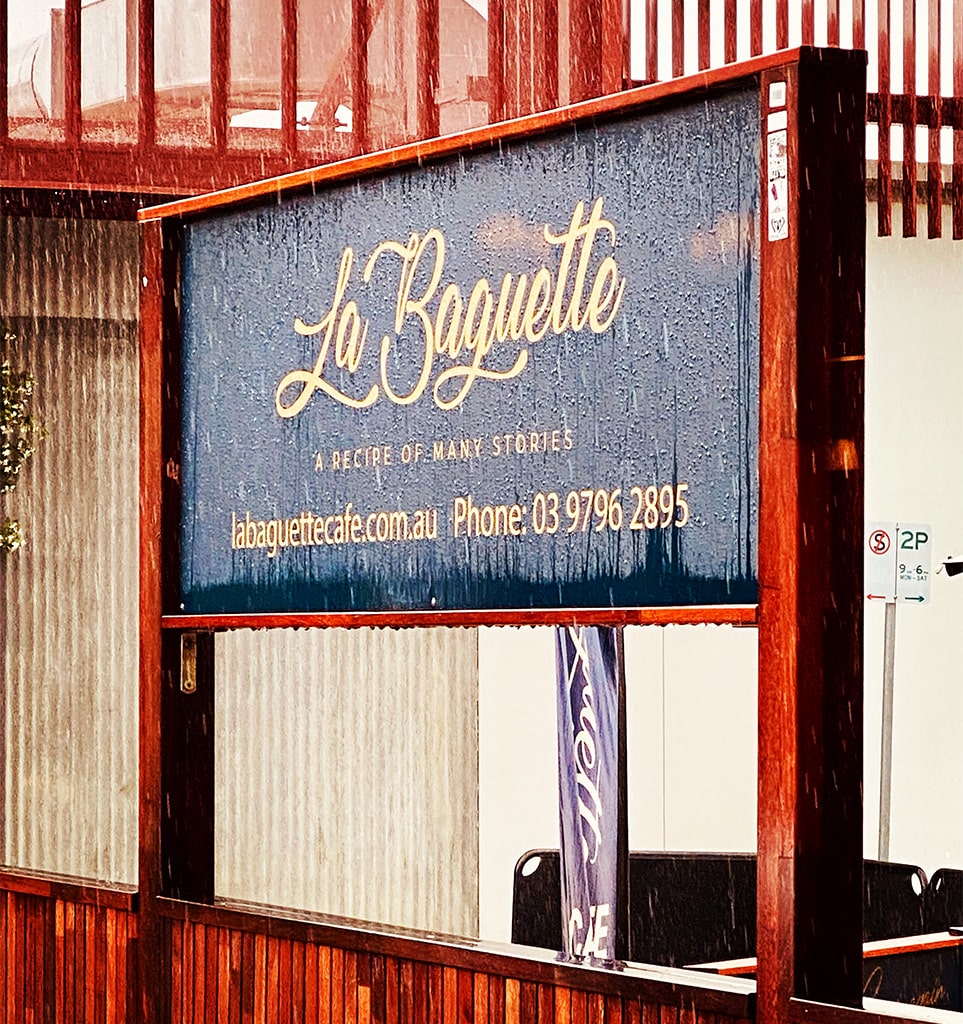 la baguette cafe signage