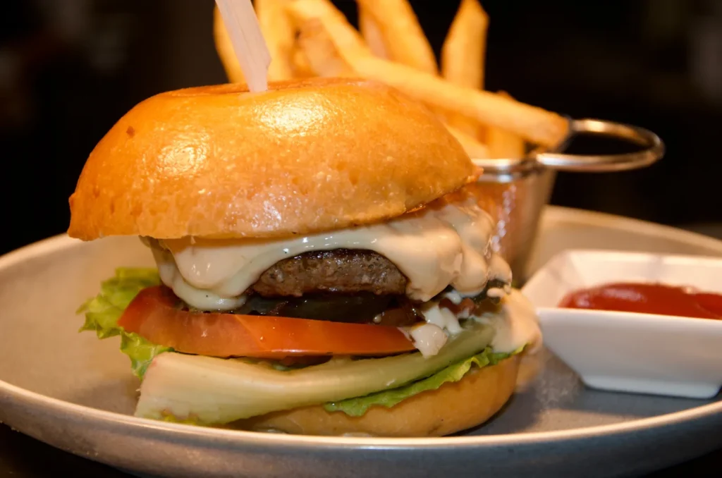 Angus beef burger with cheese, tomato and lettuce, served with chips